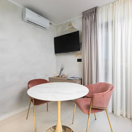 Mint & Gold Luxury Apartment *